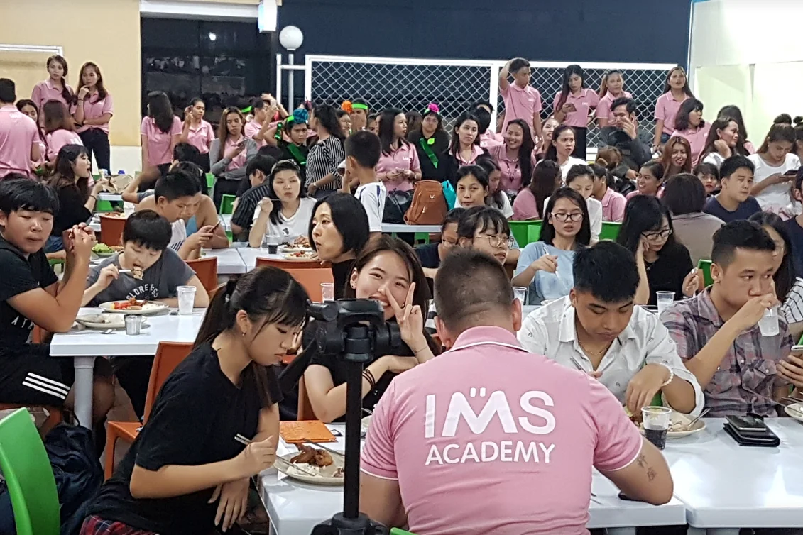 IMS 식당에 학생과 직원이 가득 앉은 식사 시간
