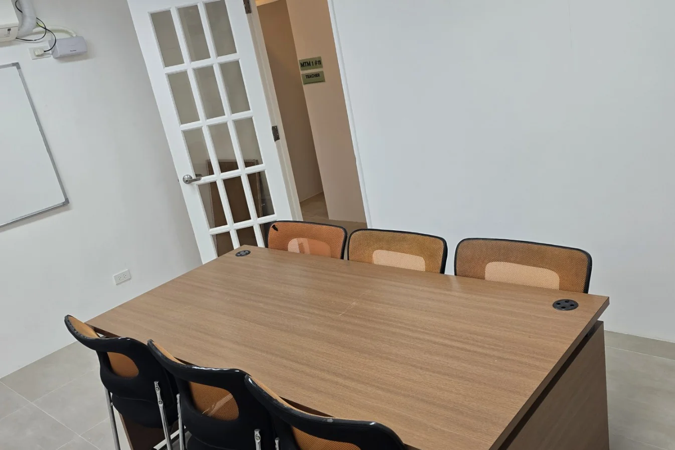 필라에듀 나무 테이블과 의자가 놓인 소그룹 수업실