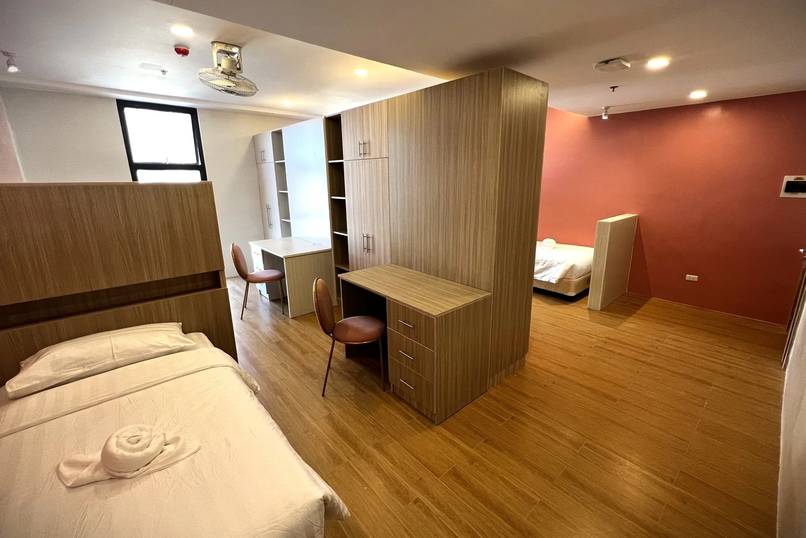 필라에듀 기숙사 2인실, 침대 사이 수납장과 책상