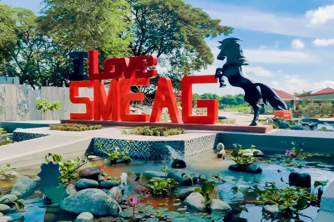 말 조각상과 연못이 있는 SMEAG 글로벌 스쿨 캠퍼스 정원